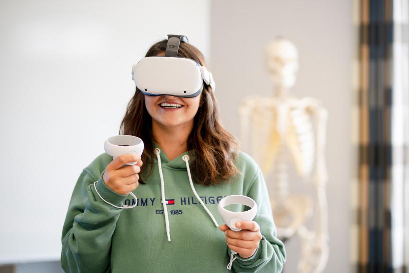 Azubi mit VR-Brille
