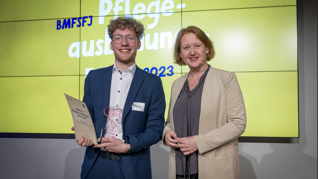 Dominik Kappelhoff mit dem Pflegeausbildungspreis 2023, den Lisa Paus, Bundesministerin für Familie, Senioren, Frauen und Jugend, ihm in Berlin überreichte.