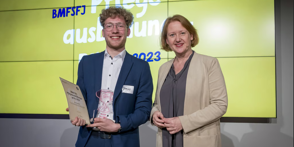 Dominik Kappelhoff mit dem Pflegeausbildungspreis 2023, den Lisa Paus, Bundesministerin für Familie, Senioren, Frauen und Jugend, ihm in Berlin überreichte.