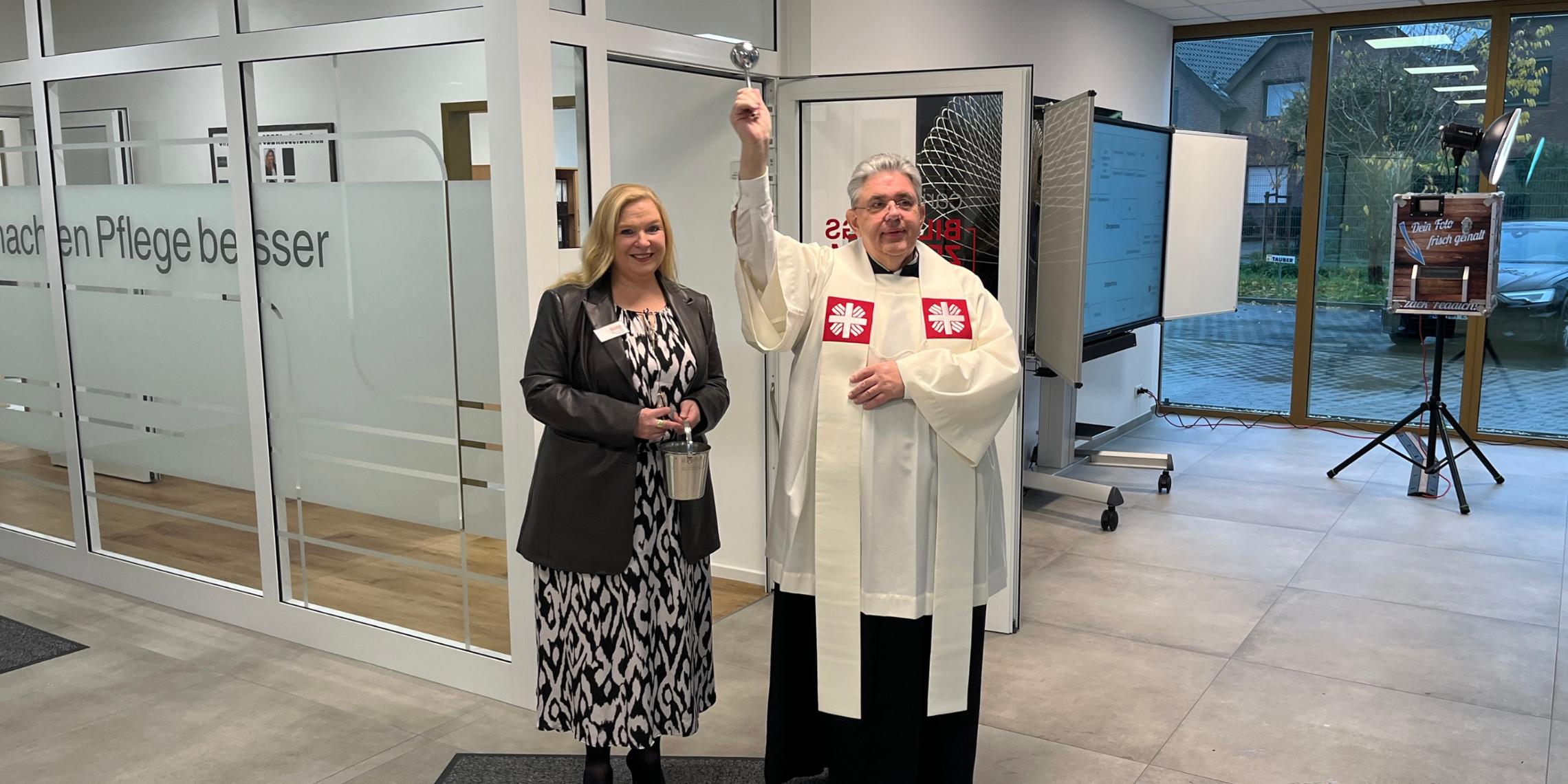 Pfarrer Stefan Scho segnete die neuen Räumlichkeiten des Caritas Bildungszentrums Rhede. Schulleiterin Maria Werner assistierte.