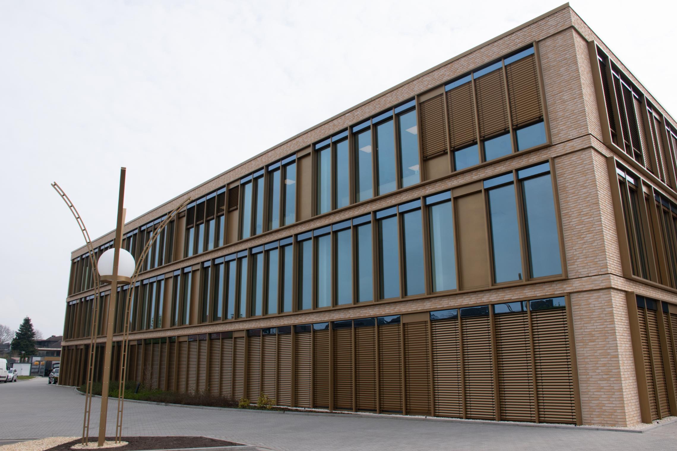 In diesem Neubau an der Albert-Einstein-Straße 1in Rhede nutzt das Caritas Bildungszentrum das Erdgeschoss und das 1. Obergeschoss.