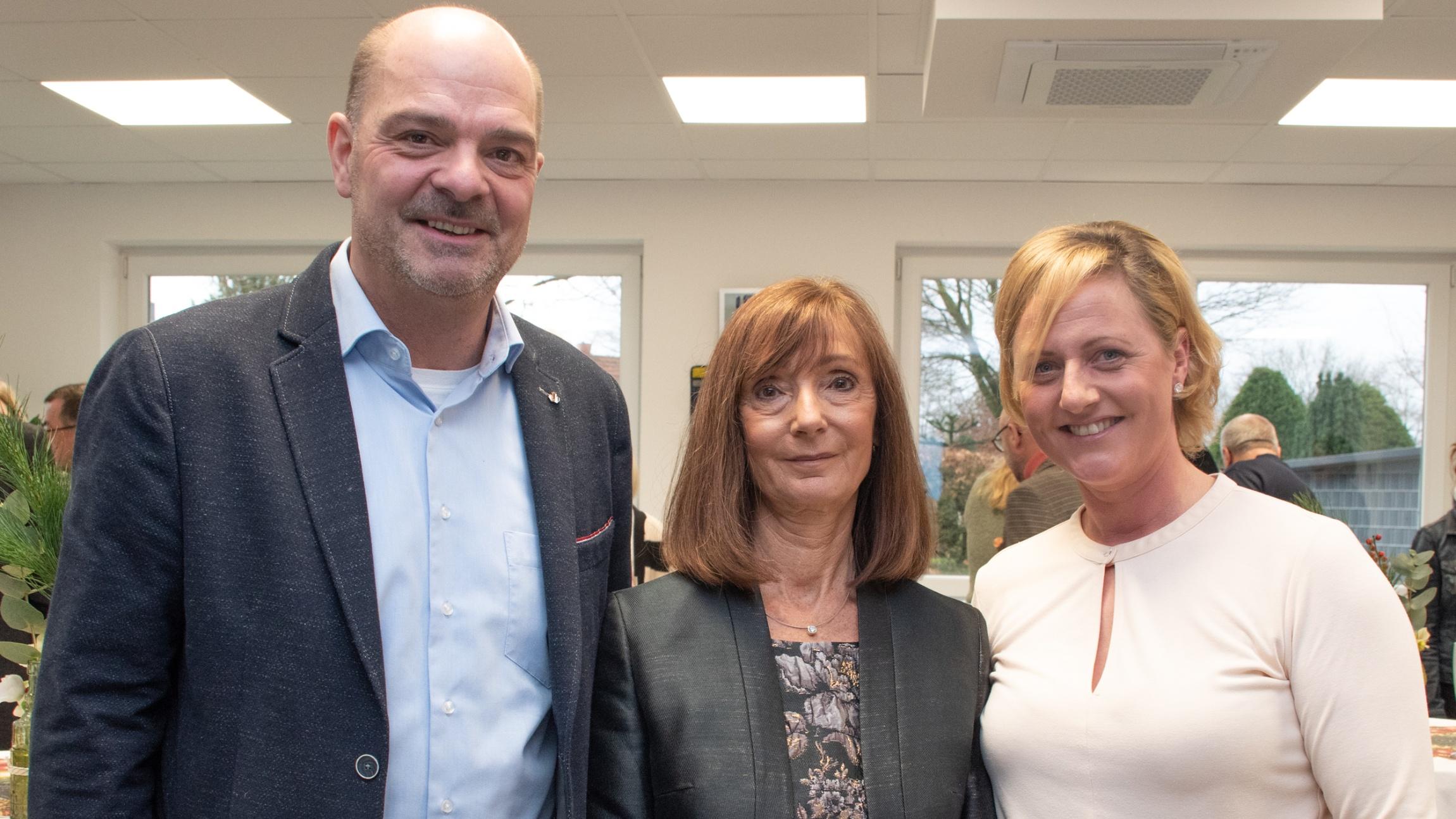 Neu-Ruheständlerin Gaby Schulze Dinkelborg (M.) mit Geschäftsbereichsleiter Karsten Bomheuer und Julia von der Wroge (Leiterin Referat Fort- und Weiterbildung).