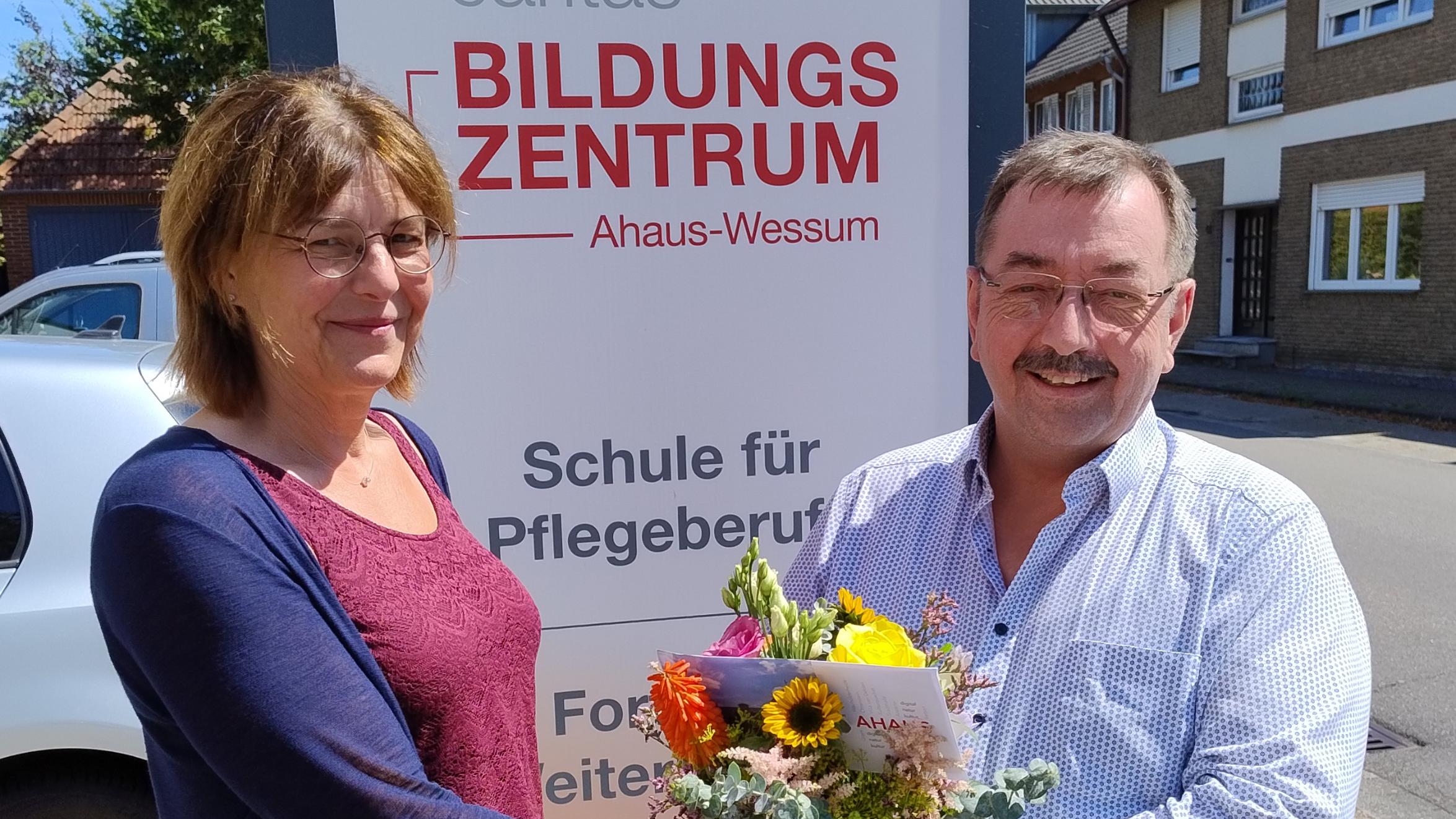 Isabella Büsken erwarb vor Kurzem den Master (MA) in Gesundheitspädagogik für Pflege und Gesundheit. Reinhard Sicking, der Leiter der Pflegeschule in Ahaus-Wessum, gratulierte.