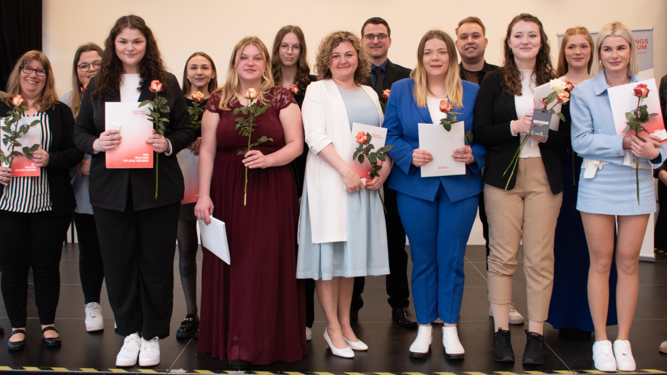Die frisch examinierten Pflegefachkräfte des Kurses 78 wurden am Donnerstag im Dorfgemeinschaftshaus in Wessum feierlich verabschiedet.