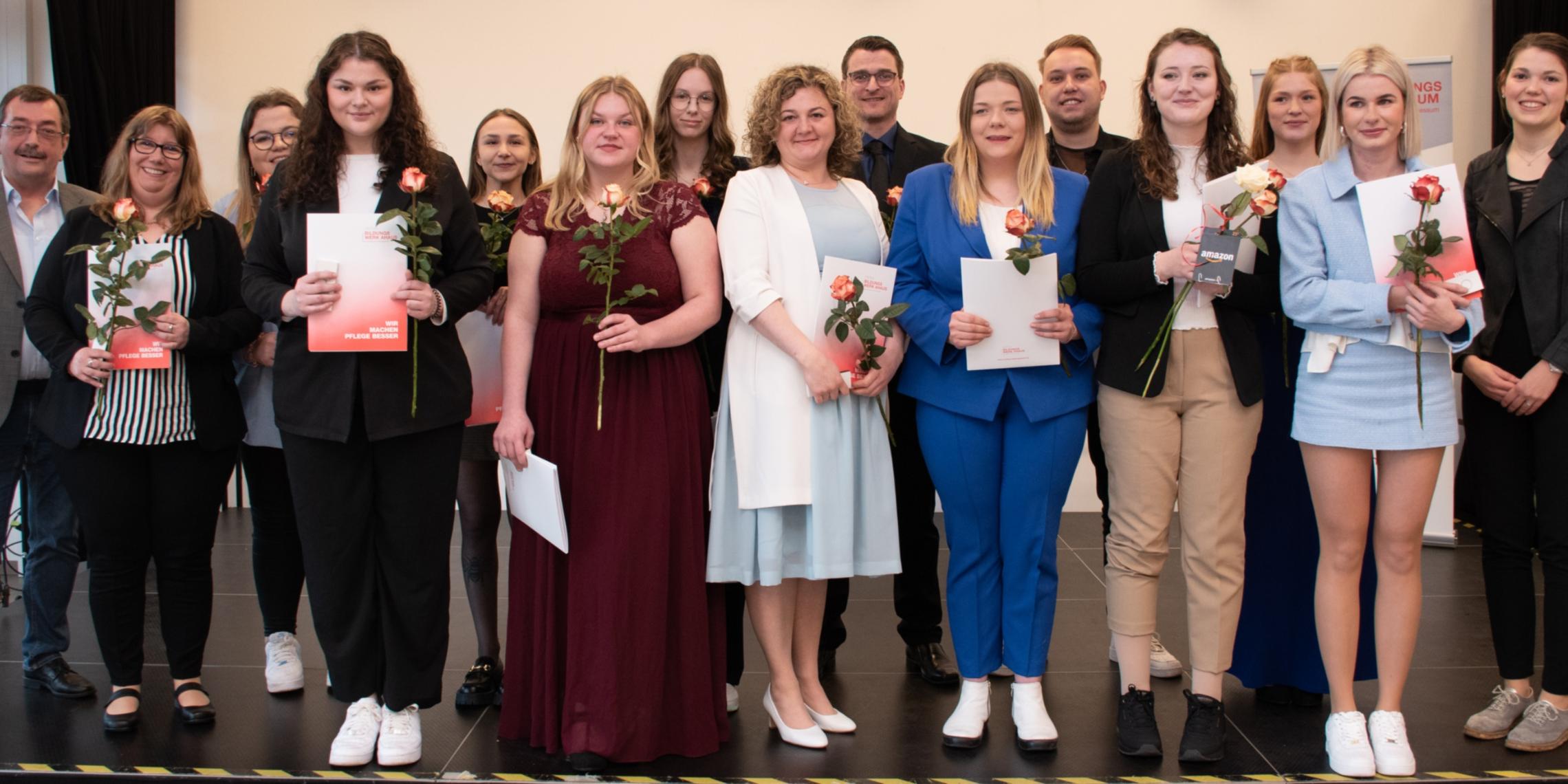 Die frisch examinierten Pflegefachkräfte des Kurses 78 wurden am Donnerstag im Dorfgemeinschaftshaus in Wessum feierlich verabschiedet.