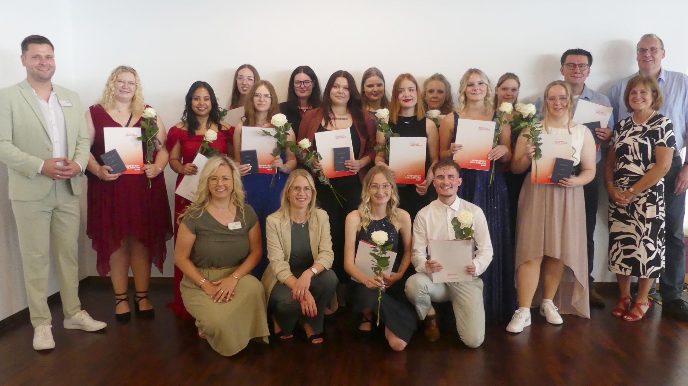 Gruppenbild mit Lehrern und Schulleitung: Der Kurs B 11 wurde im Vennehof in Borken feierlich verabschiedet.