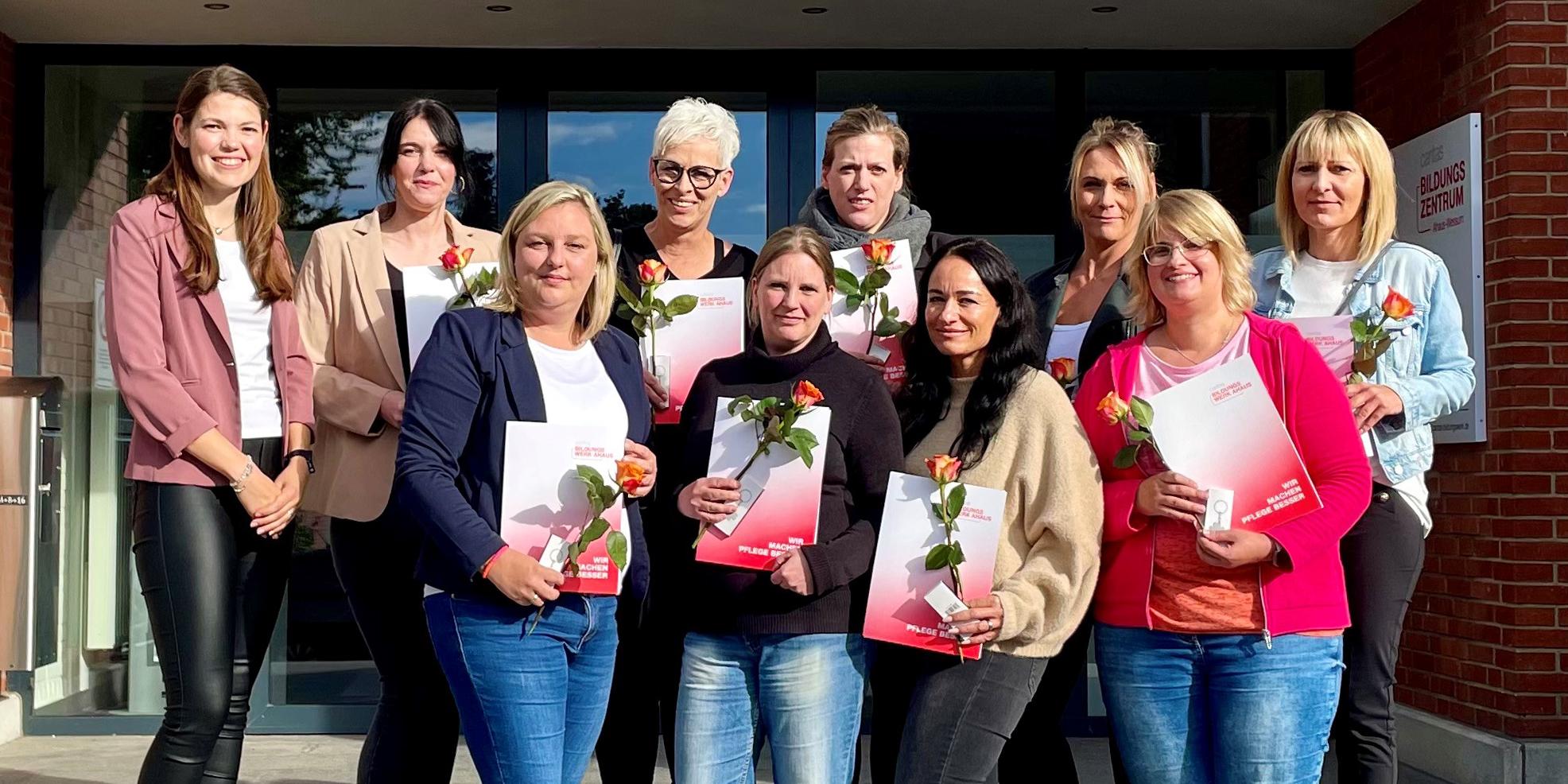 Über den erfolgreichen Abschluss der verkürzten Ausbildung in der Pflegefachassistenz freuen sich: Kursleiterin Veronika Olbring, Nadine Wienen, Angelika Burda, Miriam Böcker, Sarah Sudikatus, Mirjana Radosavljevic (hinten v.l.). Eva-Maria Neehoff, Sandra Bäumer, Iman Uhlir, Christina Ketteler (vorne, v.l.). Es fehlen: Manuela Eiling, Jaqueline Nollmann, Karin Szepietowski, Andrea Vens-Schöpping.
