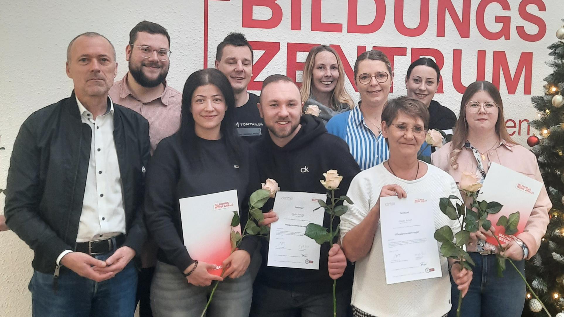 Lehrer August Schröer (l.) mit den neuen Pflegeprozessmanagern.