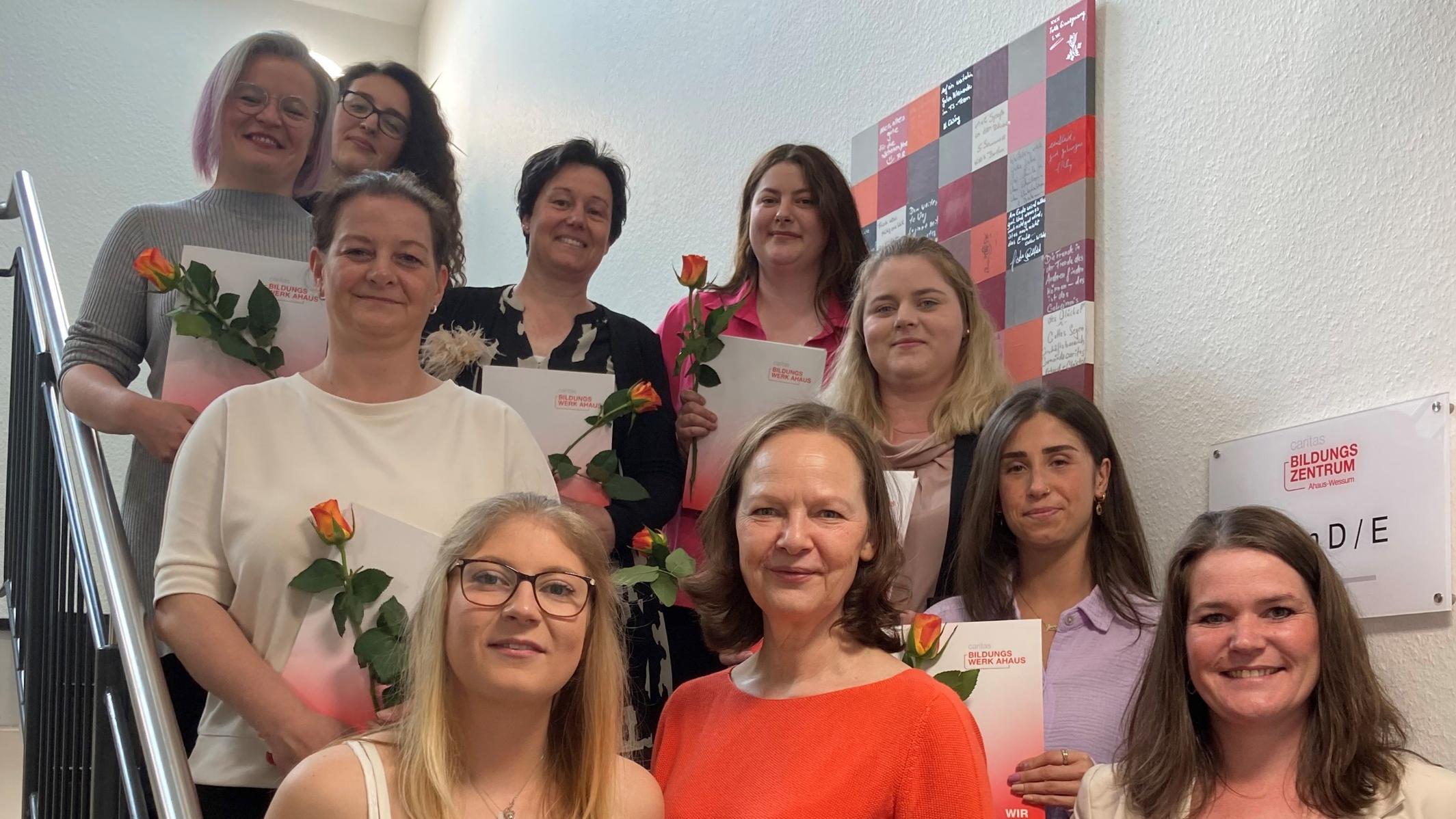Lehrerin Dorothea Oer (vorne M.) im Kreise der neuen Praxisanleiterinnen.