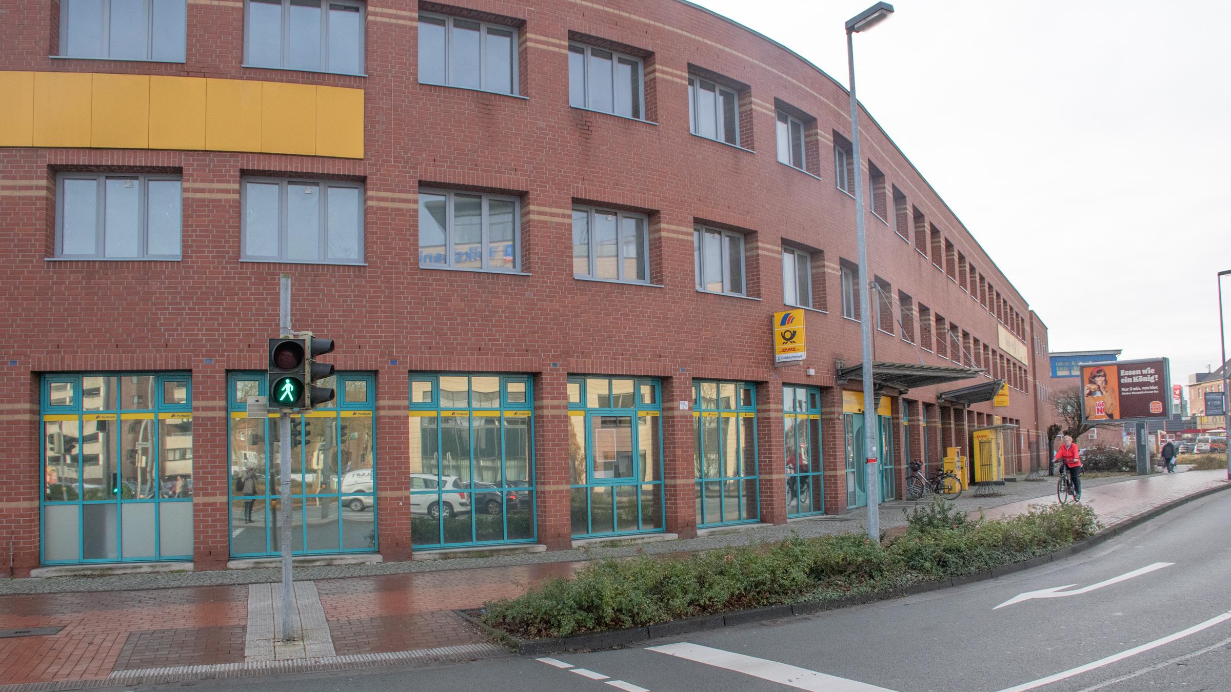 Die Rahmenfarbe zeigt den Unterschied: Im 1. und 2. Obergeschoss der alten Post sind neue Fenster eingebaut worden.