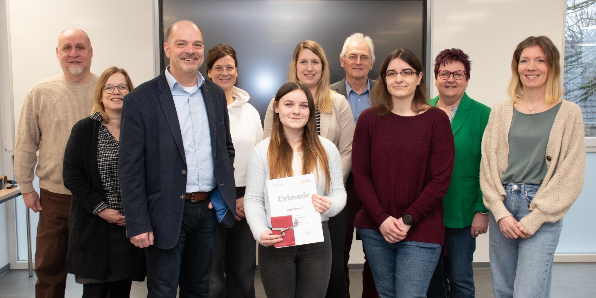 Preisträgerin Sophie Arelmannn und die Mitglieder E-Learning-AG des Caritas Bildungswerkes.