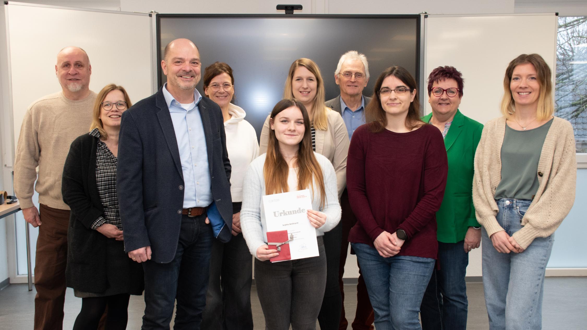Preisträgerin Sophie Arelmannn und die Mitglieder E-Learning-AG des Caritas Bildungswerkes.