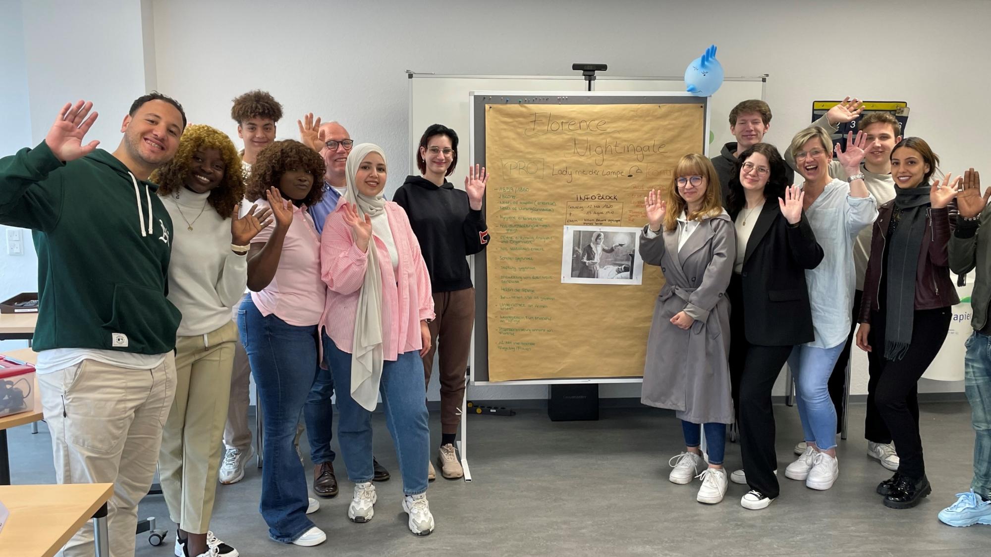 Der Kurs 84 der Pflegeschule des Caritas Bildungswerks Ahaus-Wessum grüßt professionell Pflegende und würdigt ihre Arbeit am internationalen Tag der Pflege.
