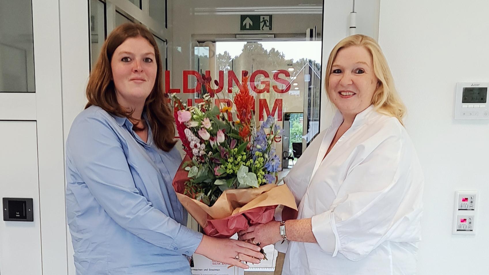 Master-Absolventin Anja Tag (l.) und Schulleiterin Maria Werner.