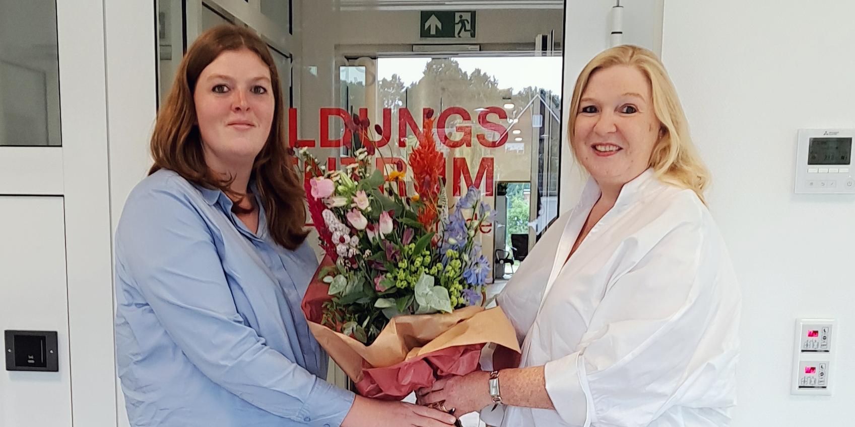 Master-Absolventin Anja Tag (l.) und Schulleiterin Maria Werner.