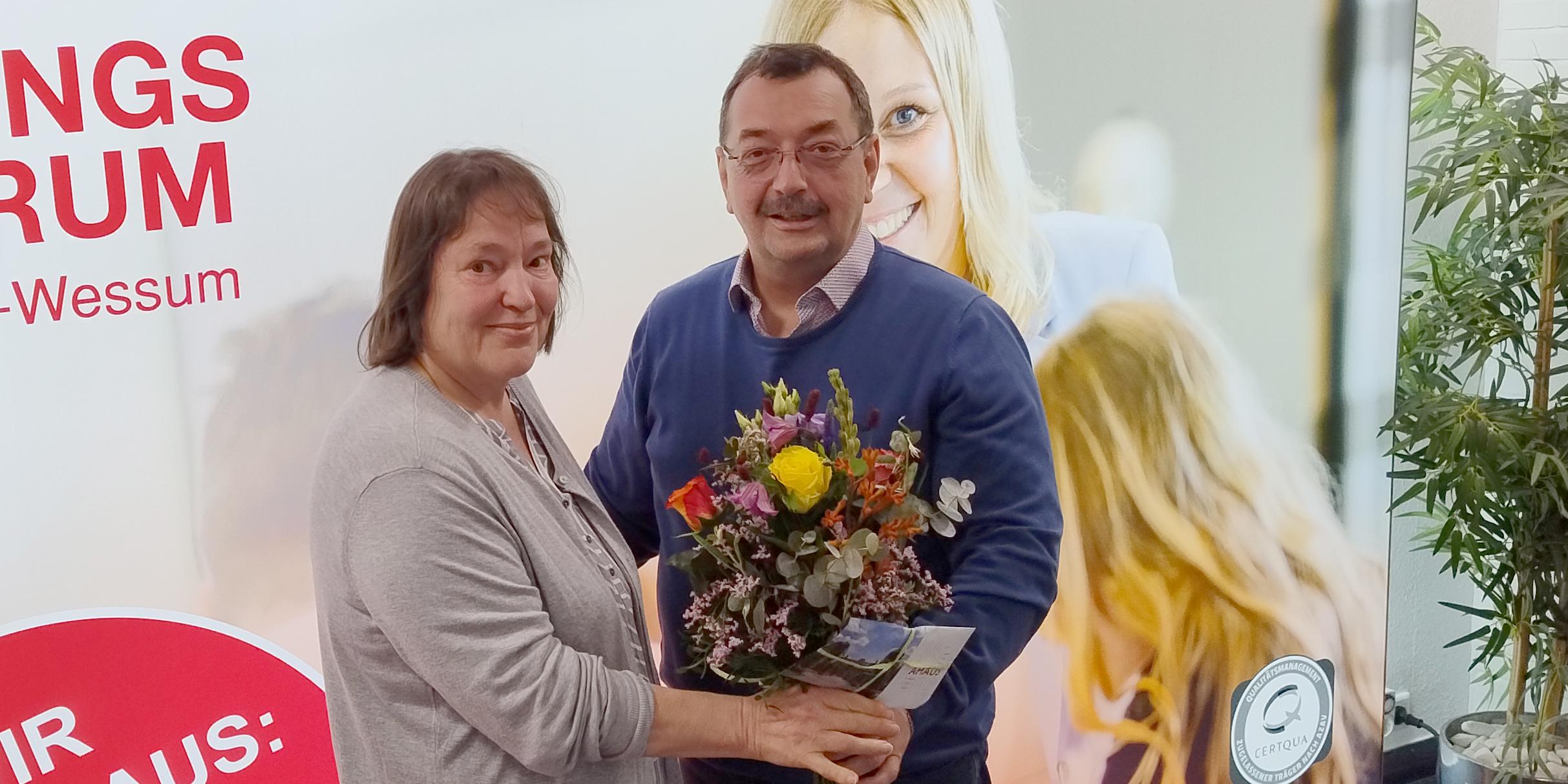 Schulleiter Reinhard Sicking verabschiedete Annette Herrmann in den Ruhestand.