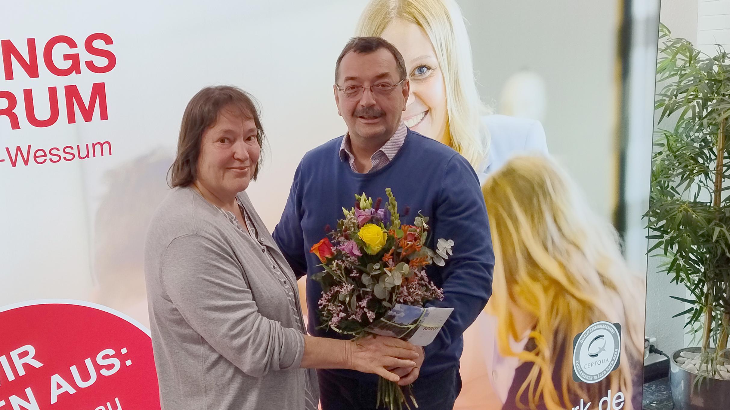 Schulleiter Reinhard Sicking verabschiedete Annette Herrmann in den Ruhestand.
