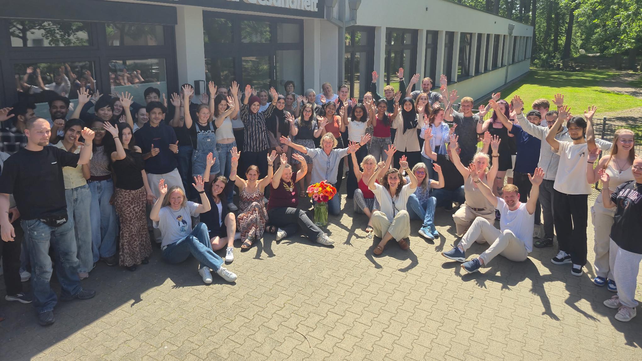 rigitte Hein (mit Blumen) wurde am Caritas Bildungszentrum Dorsten in den Ruhestand verabschiedet.