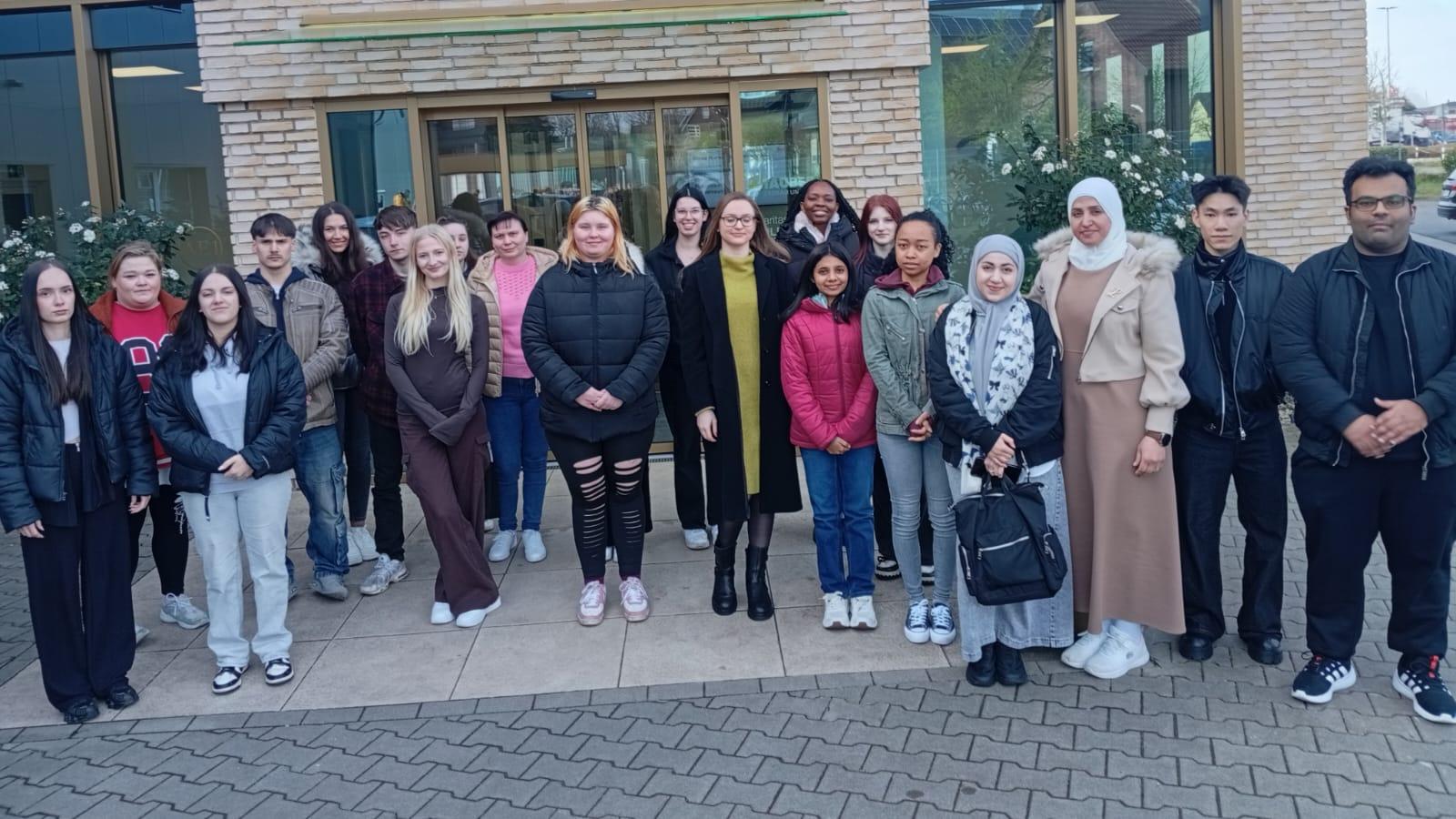 Kurs 71 startete am 1. April in die Ausbildung zur Pflegefachfrau/zum Pflegefachmann.