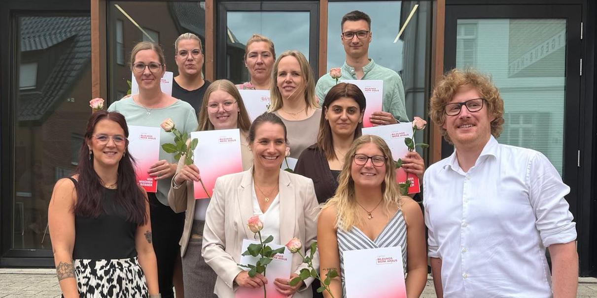 Absolventinnen und Absolventen der Weiterbildung zur Gerontopsychiatrischen Fachkraft, vorne links Kursleiterin Simone Maas, rechts Fachreferent Sebastian Klöpper.