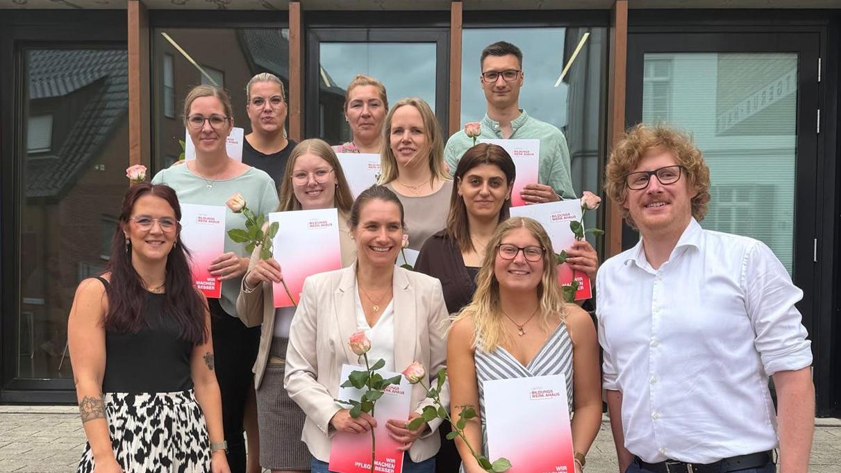 Absolventinnen und Absolventen der Weiterbildung zur Gerontopsychiatrischen Fachkraft, vorne links Kursleiterin Simone Maas, rechts Fachreferent Sebastian Klöpper.