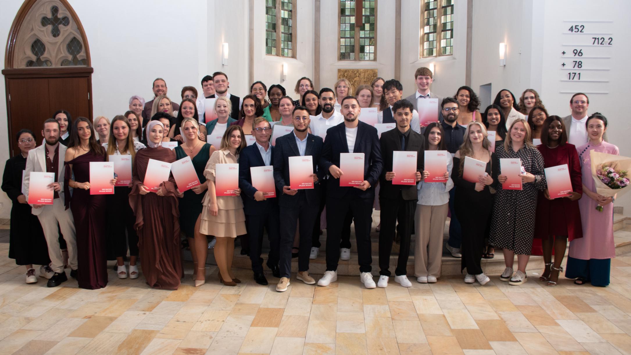Die Absolventinnen und Absolventen der Kurse 87 und 88 des Caritas Bildungszentrums Rheine