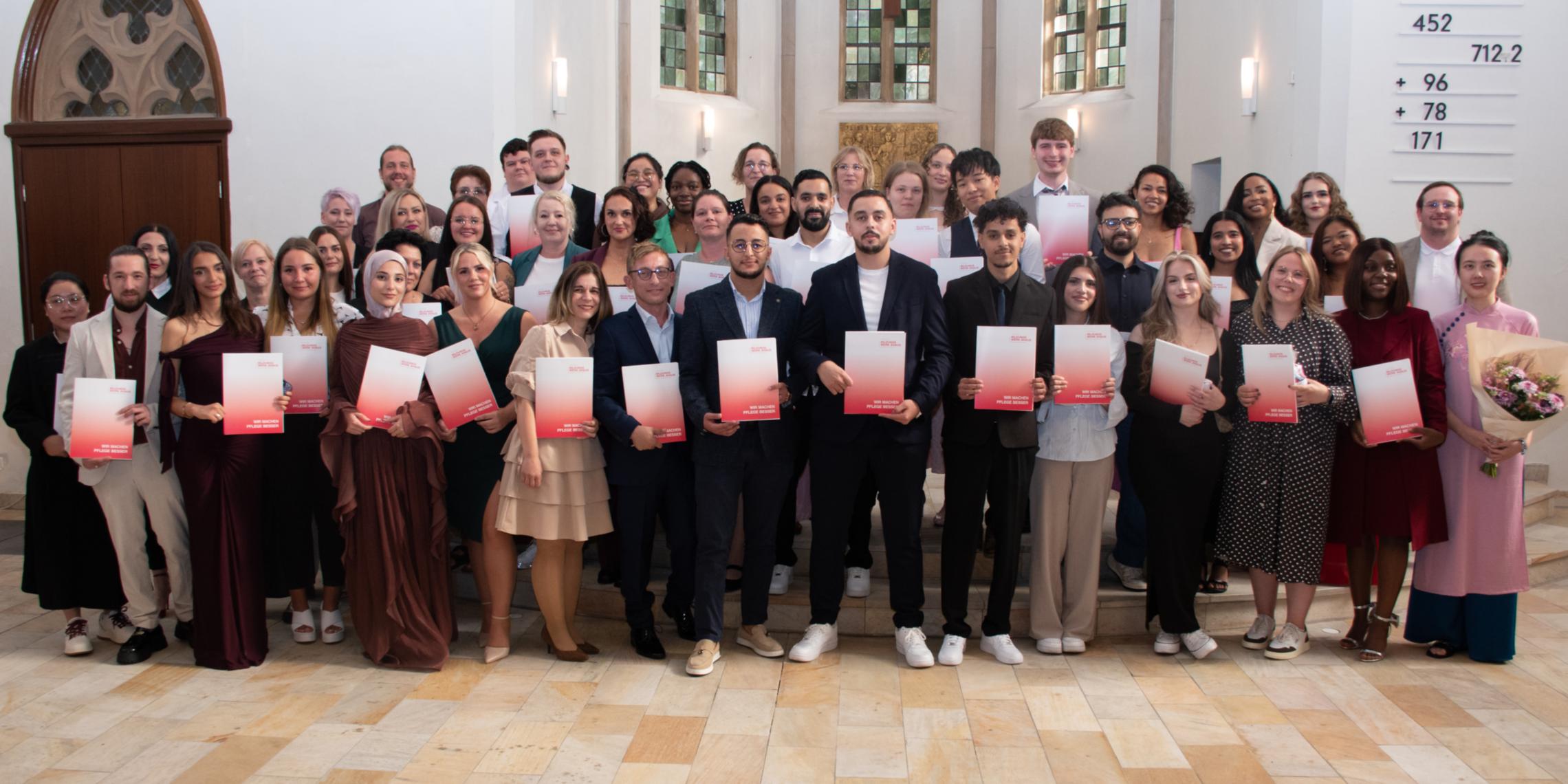 Die Absolventinnen und Absolventen der Kurse 87 und 88 des Caritas Bildungszentrums Rheine