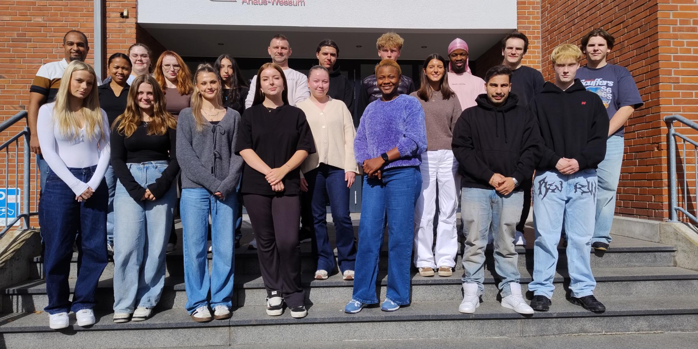 Kurs 89 (das Foto zeigt einen Teil des Kurses) startete am 1. Oktober in die Ausbildung zur Pflegefachfrau/zum Pflegefachmann.