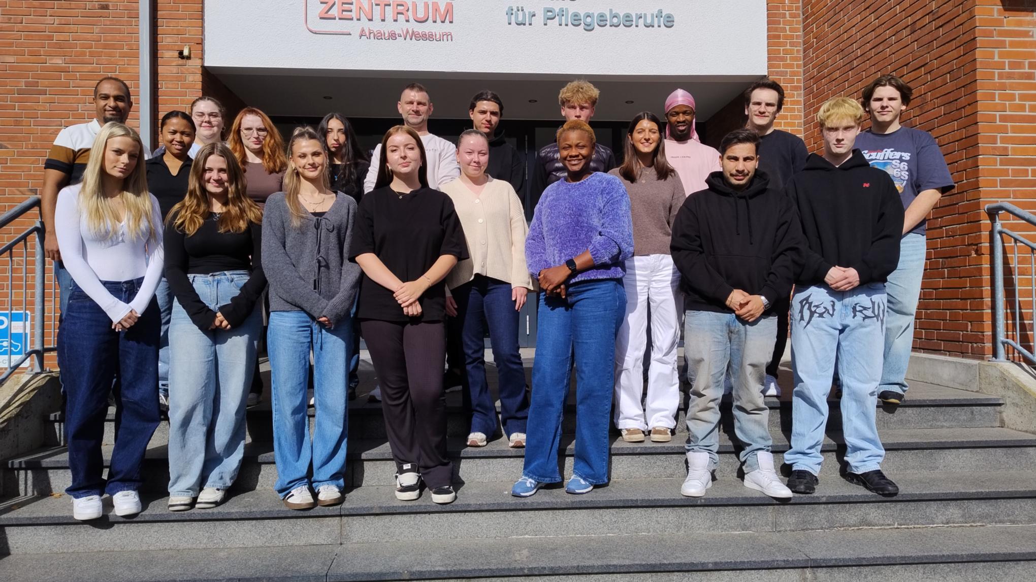 Kurs 89 (das Foto zeigt einen Teil des Kurses) startete am 1. Oktober in die Ausbildung zur Pflegefachfrau/zum Pflegefachmann.