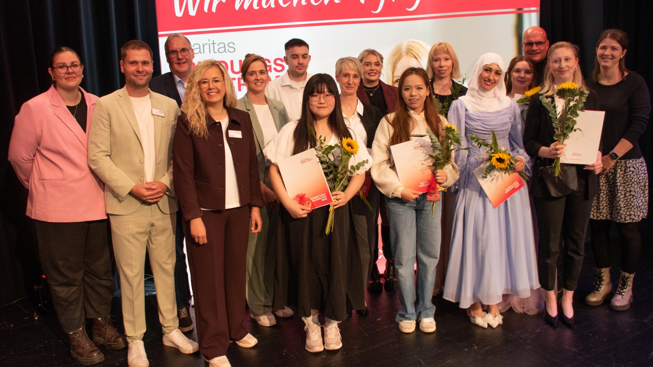 Die frisch examinierten Pflegefachkräfte wurden im Rheder Ei feierlich vom Caritas Bildungszentrum verabschiedet.