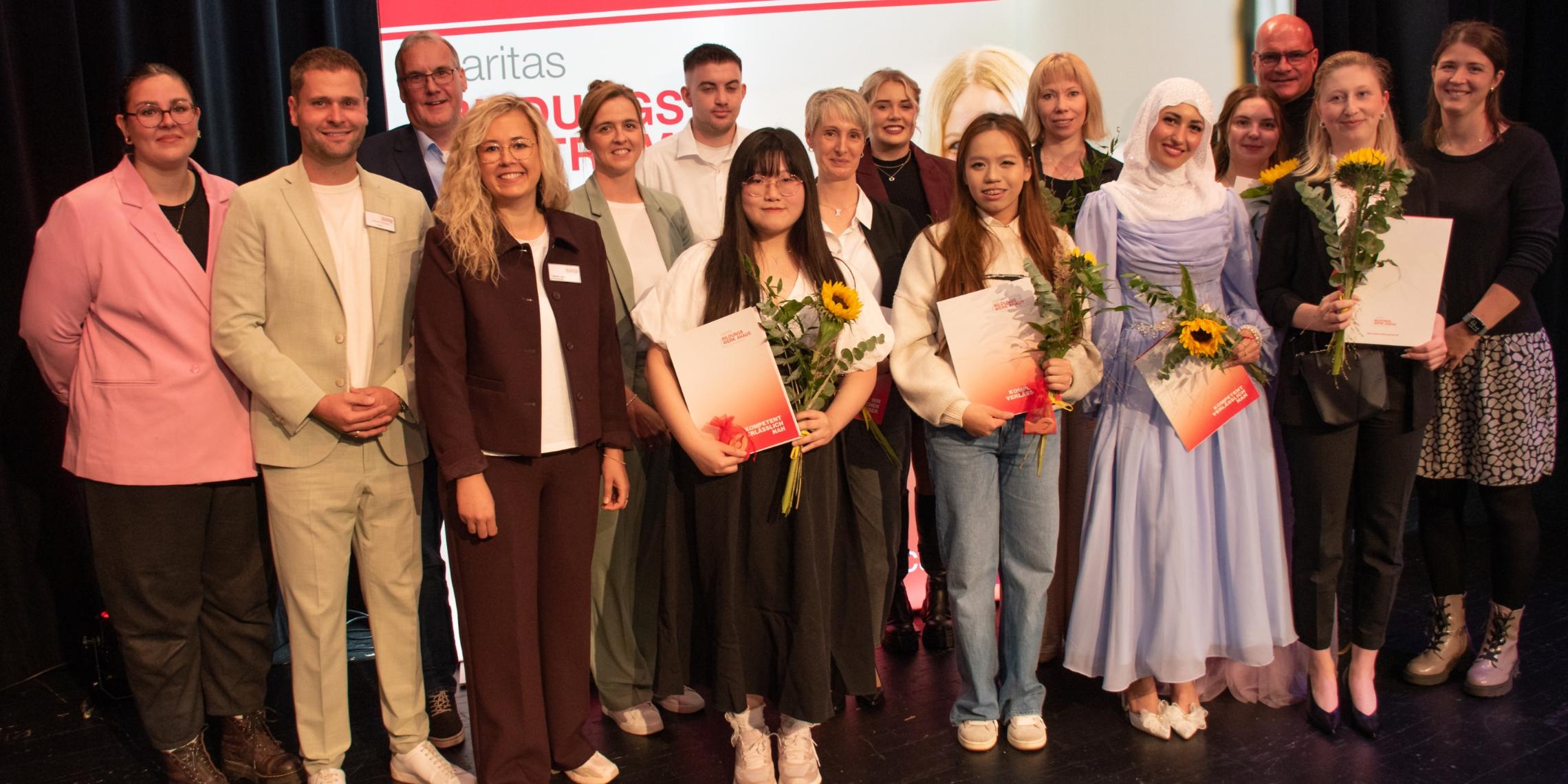 Die frisch examinierten Pflegefachkräfte wurden im Rheder Ei feierlich vom Caritas Bildungszentrum verabschiedet.