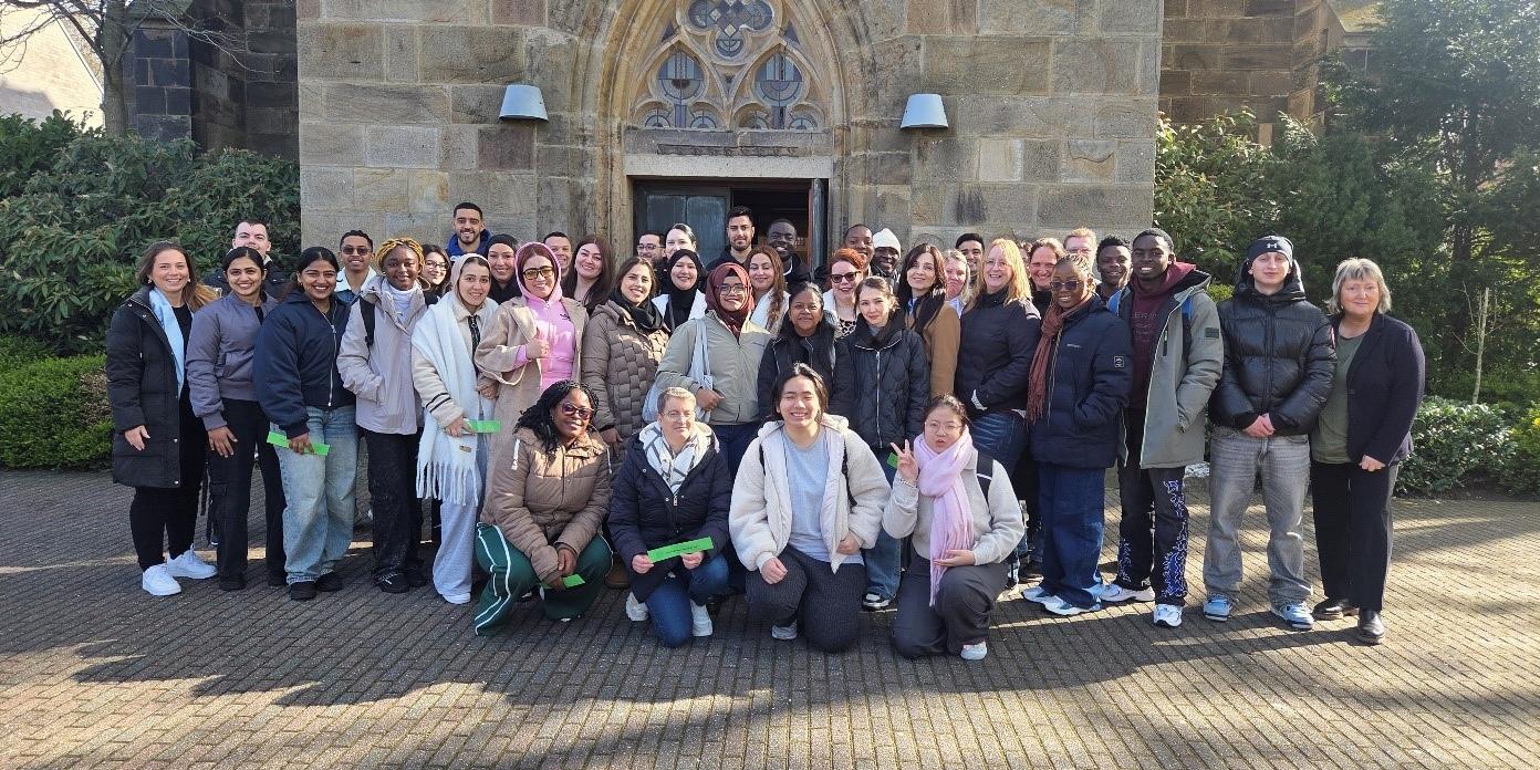 Die Kurse 97 und 98 starteten am 1. April in die Ausbildung zur Pflegefachfrau/zum Pflegefachmann.