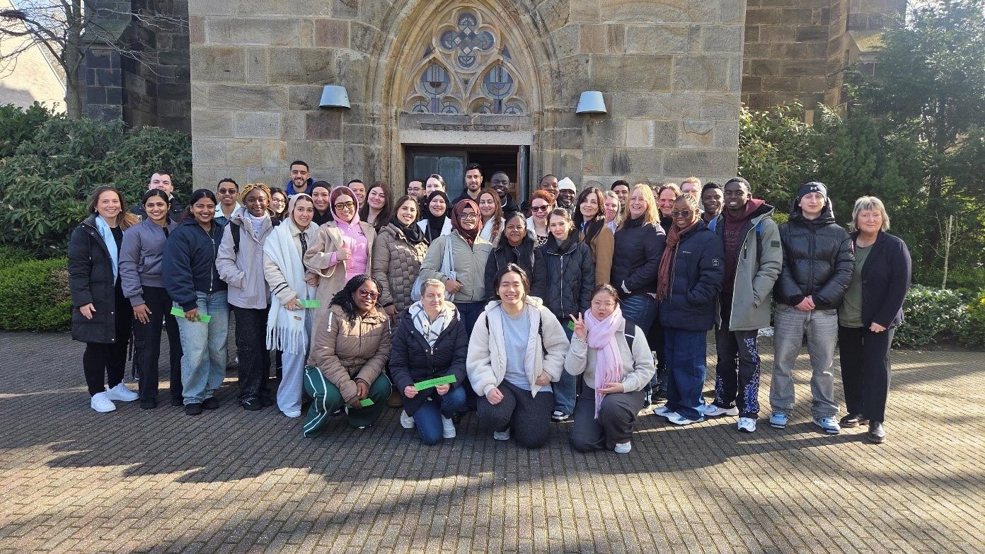 Die Kurse 97 und 98 starteten am 1. April in die Ausbildung zur Pflegefachfrau/zum Pflegefachmann.