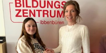 Sophie Arelmann (l.) quizzte sich 2024 auf Platz 1 der Lernnplattform des Caritas Bildugnswerkes. Lehrerin Annika Westrik gratulierte und überreichte einen Gutschein.