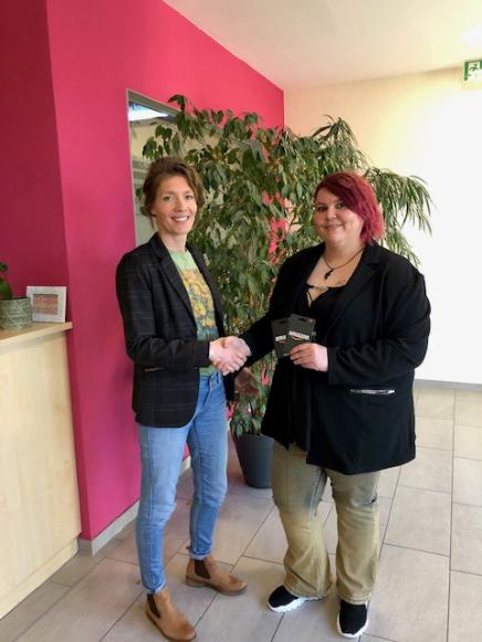 Lehrerin Annika Westrik (l.) überreichte einen Gutschein an Sandra Andrea Pohlmann, die Zweitplatzierte.