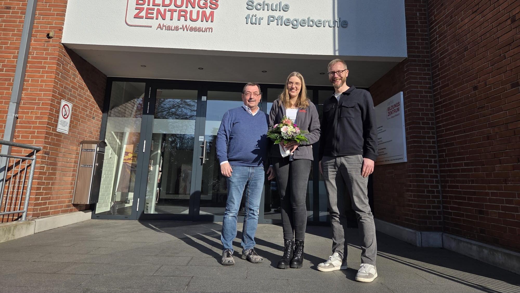 Die Schulleiter Reinhard Sicking (l.) und Joachim Herick (r. ) mit Pflegepädagogin Janine Kestermann.