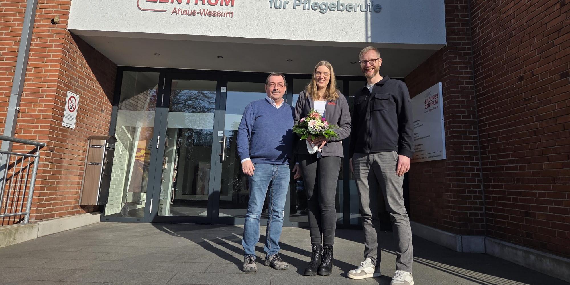 Die Schulleiter Reinhard Sicking (l.) und Joachim Herick (r. ) mit Pflegepädagogin Janine Kestermann.