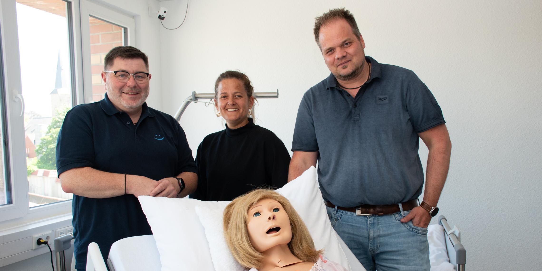 Im Skills Lab im Caritas Bildungszentrum Rheine: Ralf Schönsee (l.) und Christian Gortheil (r.; beide von Multift | Perick) zusammen mit Lehrerin Anne Deitmar.