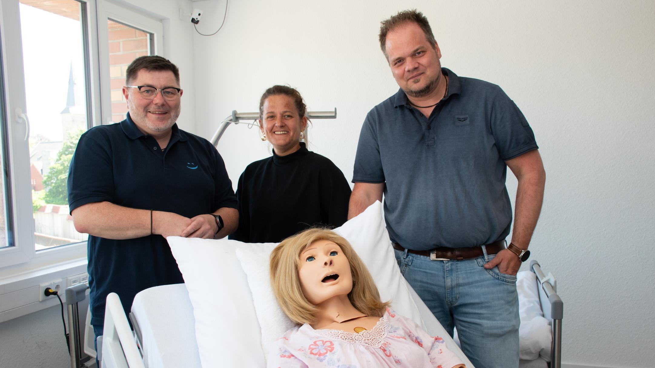 Im Skills Lab im Caritas Bildungszentrum Rheine: Ralf Schönsee (l.) und Christian Gortheil (r.; beide von Multift | Perick) zusammen mit Lehrerin Anne Deitmar.
