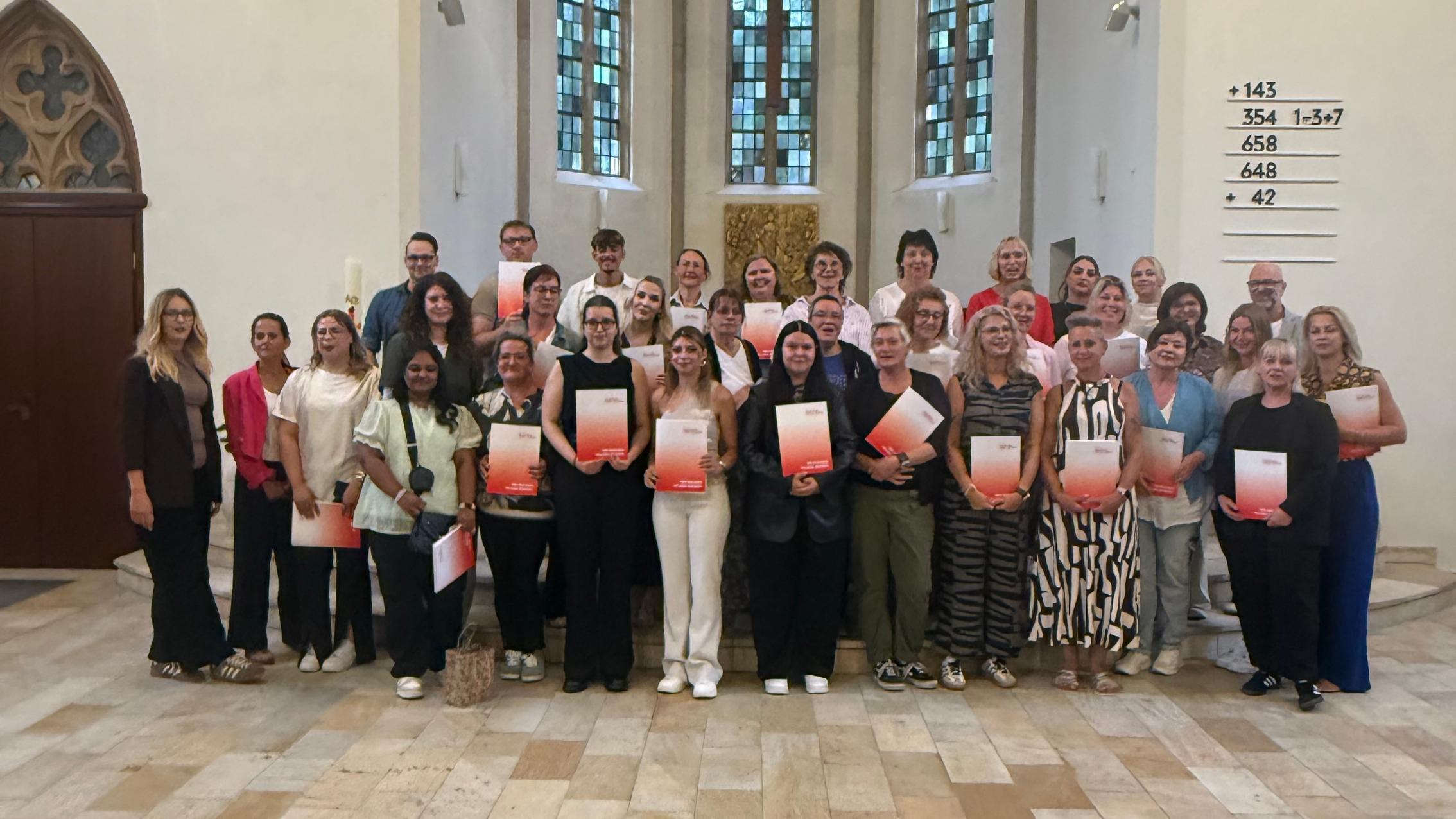 Die Kurse PFA 21 und PFA Extern 6 feierten den erfolgreichen Abschluss ihrer Pflegefachassistenzausbildung.