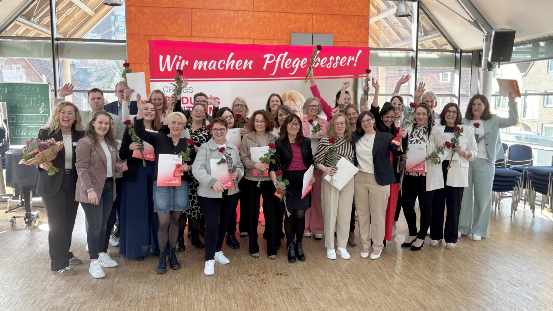 Das Caritas Bildungszentrum Borken verabschiedete im Kapitelshaus der Gemeinde St. Remigius den Kurs PFA B1 (Pflegefachassistenz).