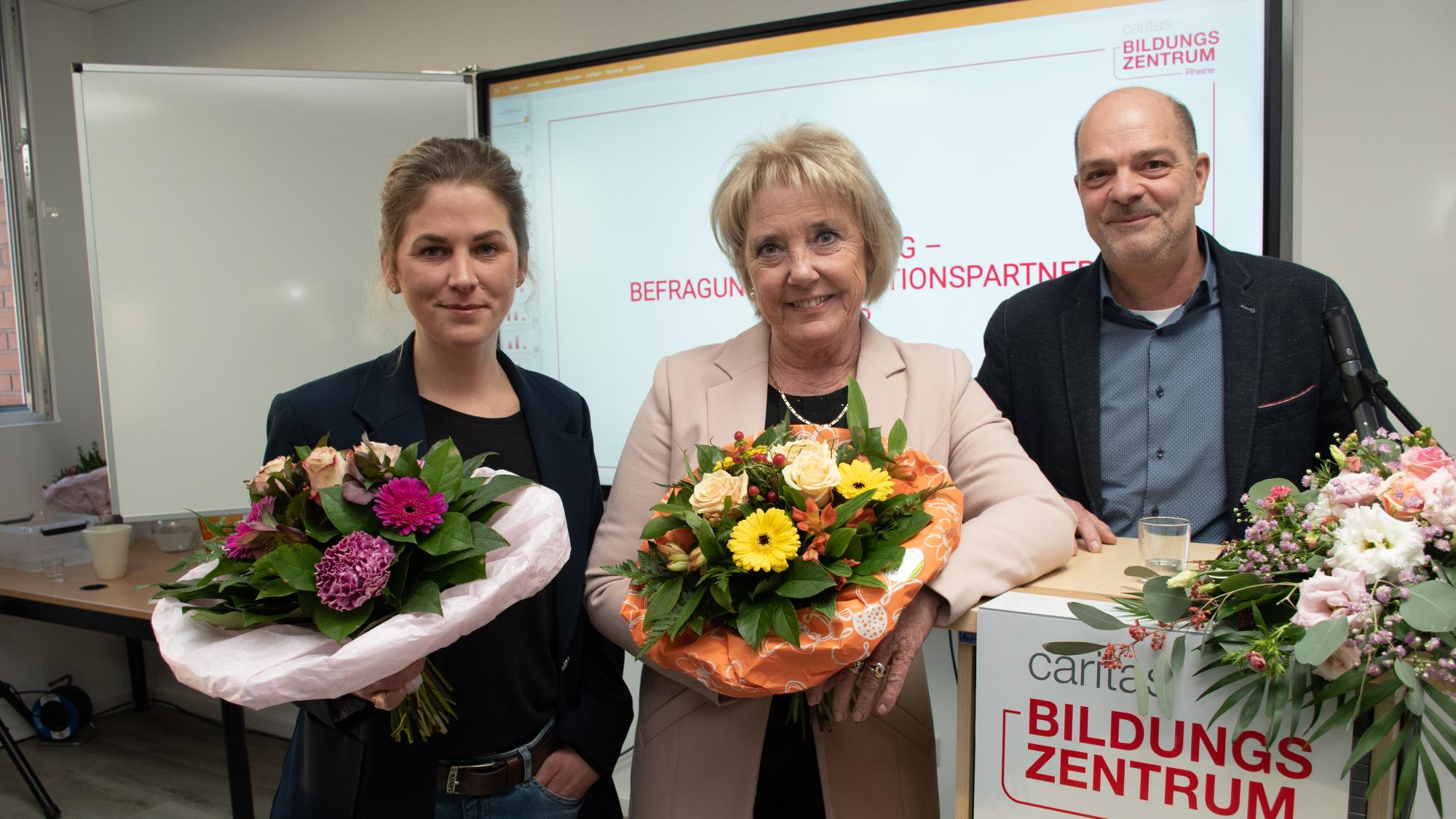 Schulleiterin Petra Berger (M.) wird sich zum Jahresende in den Ruhestand verabschieden. Ihre Nachfolgerin ist Maike Gözze (l.). Das gab Karsten Bomheuer (r., Geschäftsbereichsleiter Caritas Bildungswerk) beim Neujahrsempfang des Caritas Bildungszentrums Rheine bekannt.