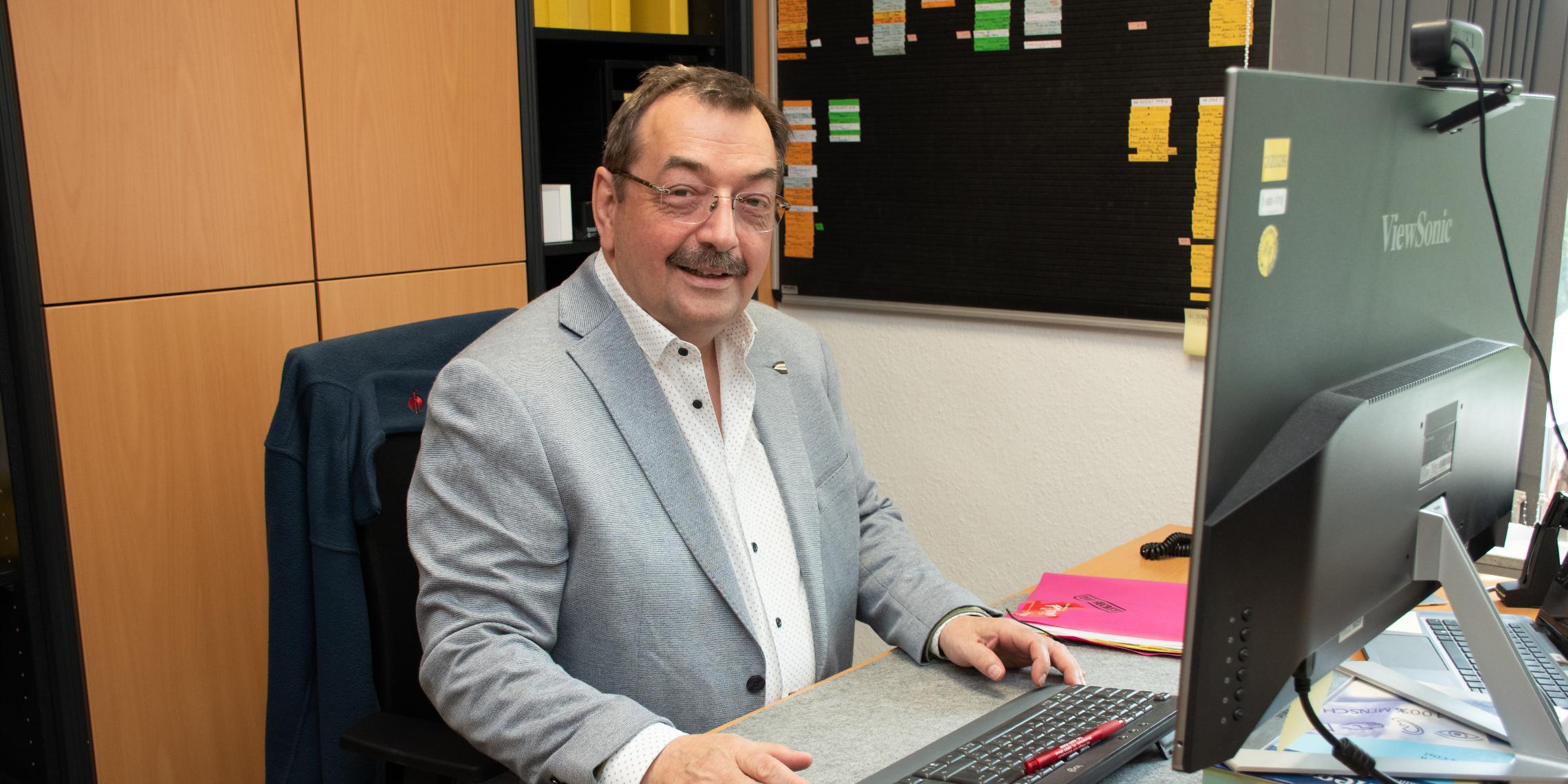Reinhard Sicking an seinem Schreibtisch im Caritas Bildungszentrum in Wessum.