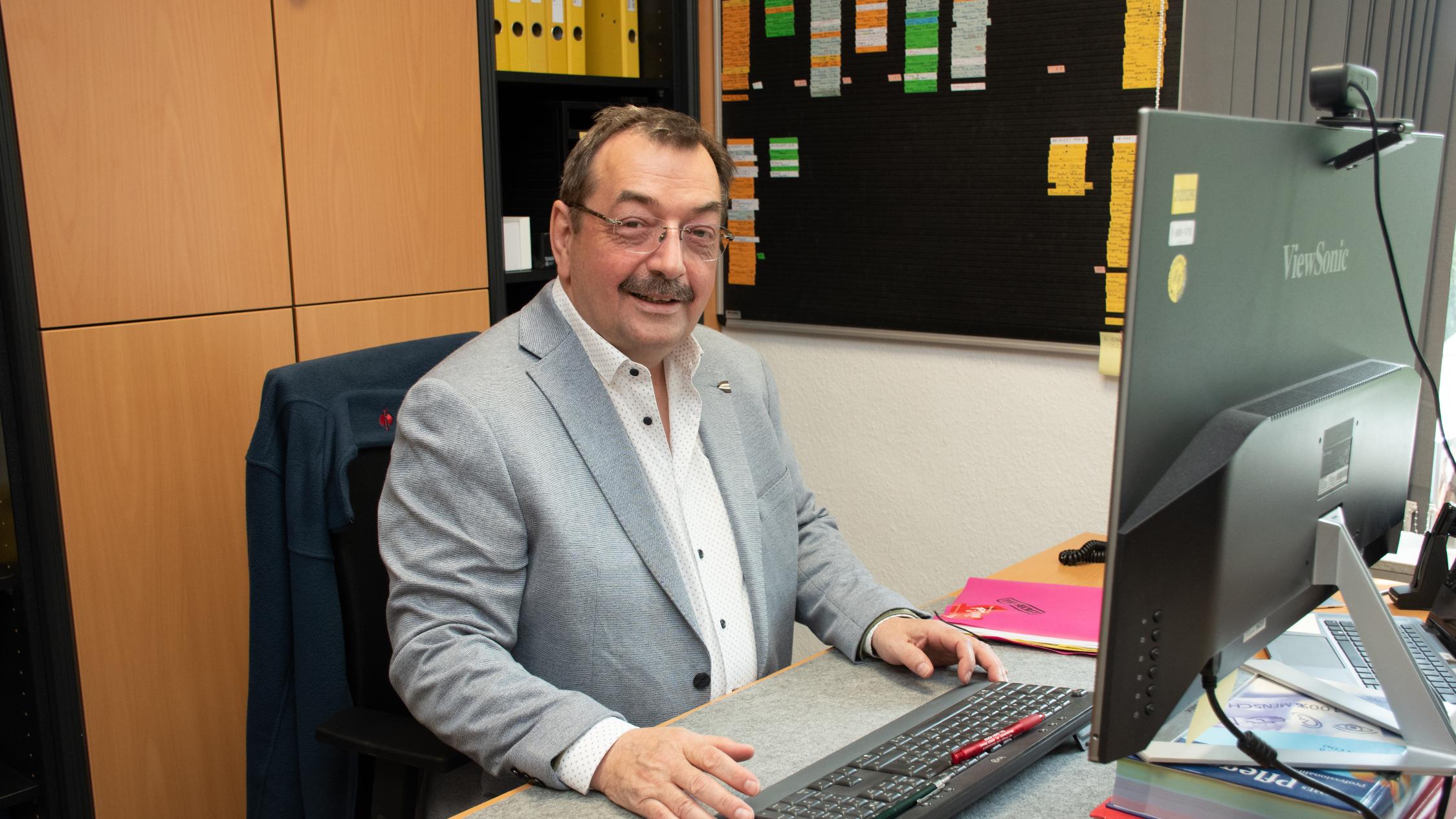 Reinhard Sicking an seinem Schreibtisch im Caritas Bildungszentrum in Wessum.