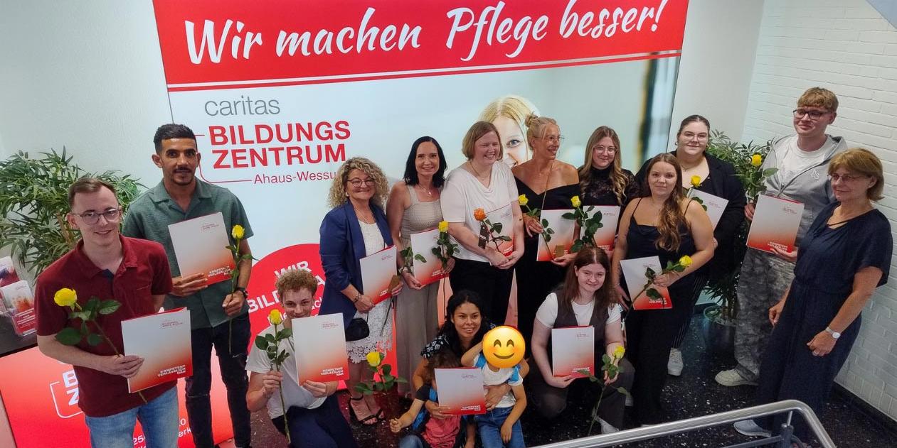 Freuen sich über ihren Abschluss: Die Pflegefachassistenten und Pflegefachassistentinnen des Kurses PFA 4.