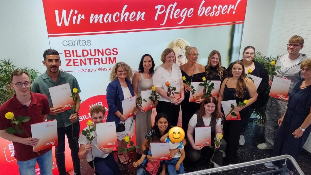 Freuen sich über ihren Abschluss: Die Pflegefachassistenten und Pflegefachassistentinnen des Kurses PFA 4.